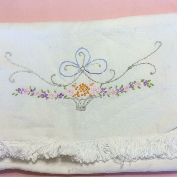 FINAL SALE PRICE 2 Vintage Table Runners + Sm. Spring Pillow - Picture 8 of 11